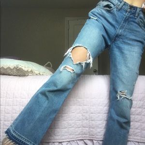 Distressed Levi high waisted jeans 🌈